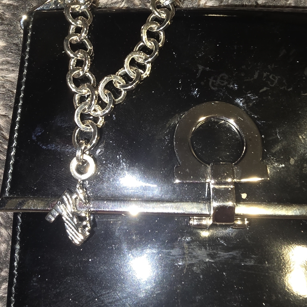 Salvatore Ferragamo patent leather wallet with a Gancini clasp and a chain strap - Picture 2 of 7